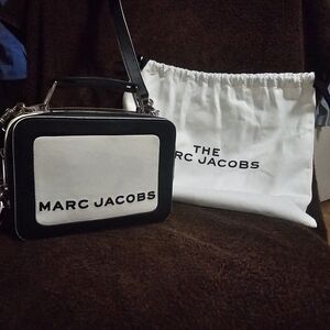 Marc Jacobs The Textured Box 20